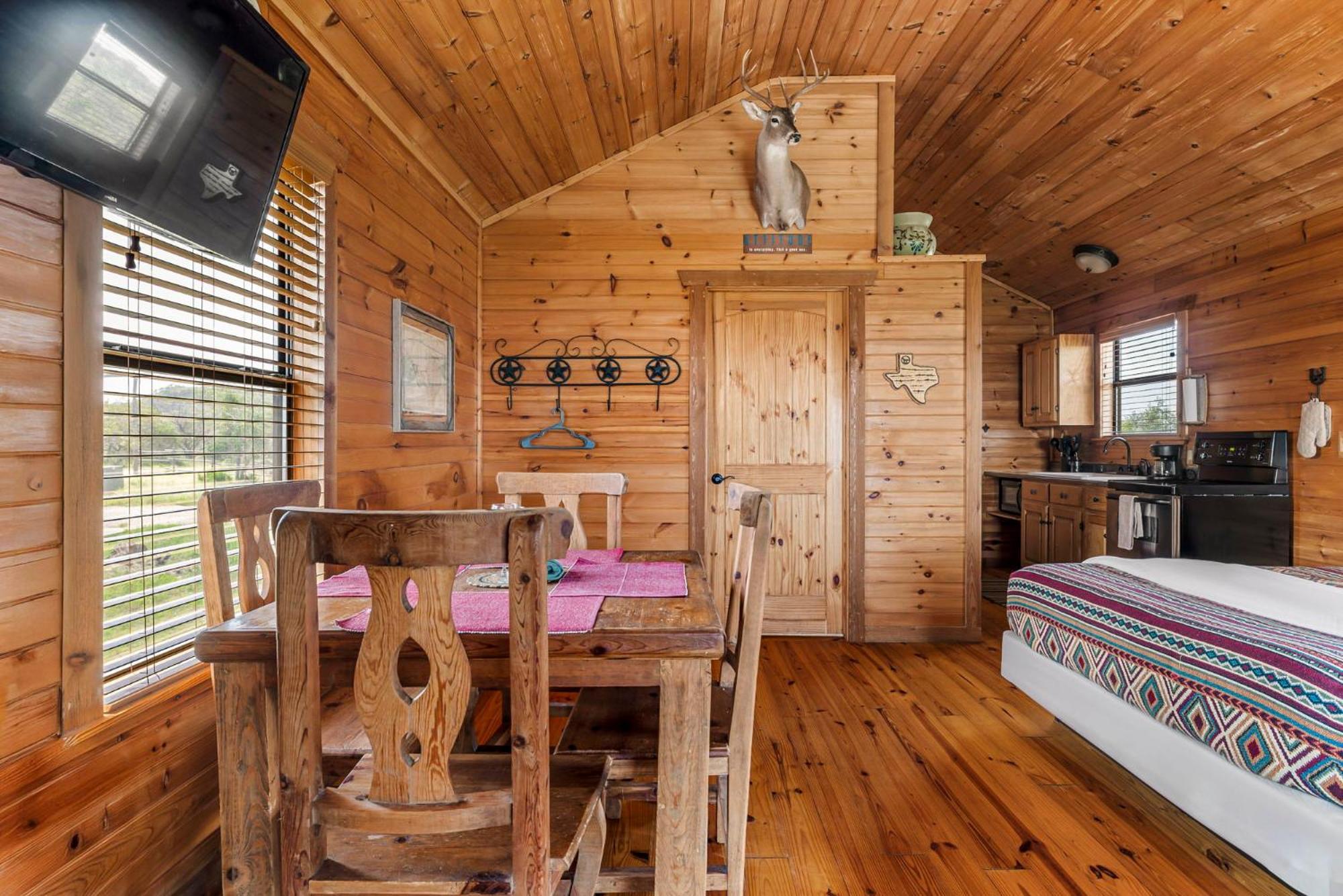 Enchanted Rockview Cabins Crabapple Bilik gambar